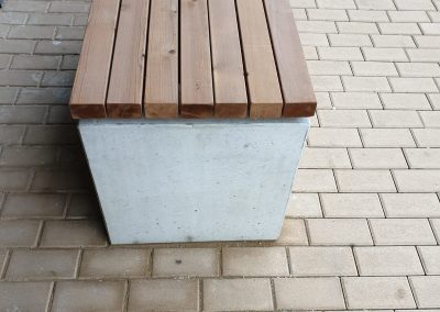 drevená lavička